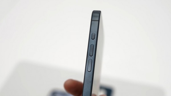 上手图显示苹果 iPhone 15 Pro 系列机型存在变色和吸指纹问题-ios学习从入门到精通尽在姬长信